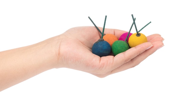 Рука с нитками и иглой